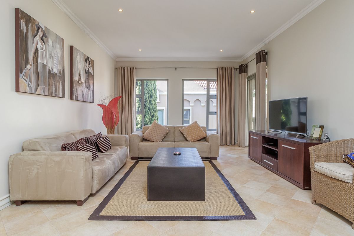 Secure and spacious, 2- Bedroom apartment first floor in prime position between Rosebank CBD and Hyd - Photo 4