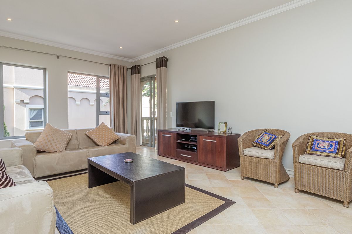 Secure and spacious, 2- Bedroom apartment first floor in prime position between Rosebank CBD and Hyd - Photo 5