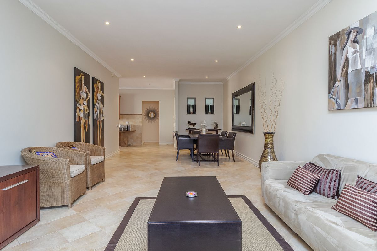 Secure and spacious, 2- Bedroom apartment first floor in prime position between Rosebank CBD and Hyd - Photo 2