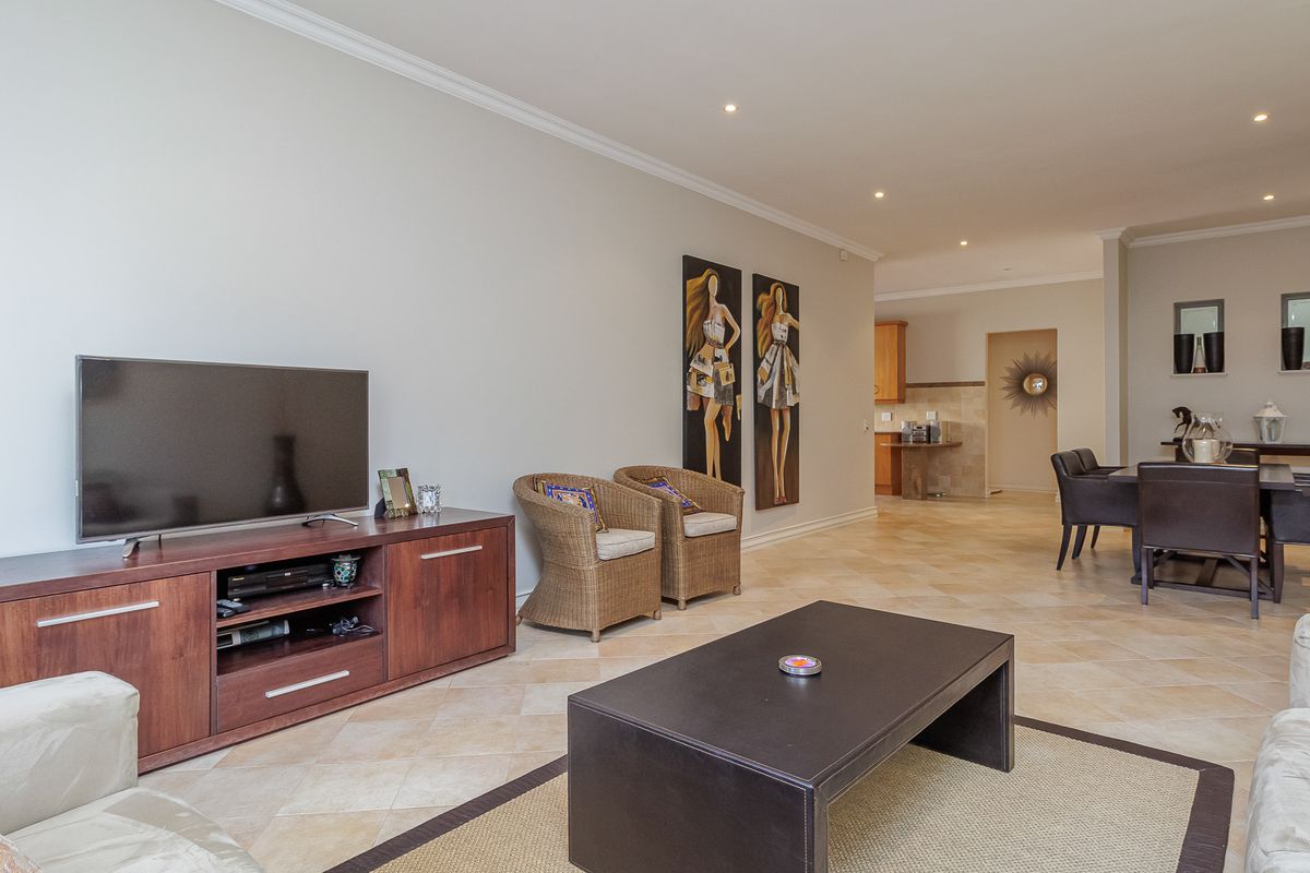 Secure and spacious, 2- Bedroom apartment first floor in prime position between Rosebank CBD and Hyd - Photo 3