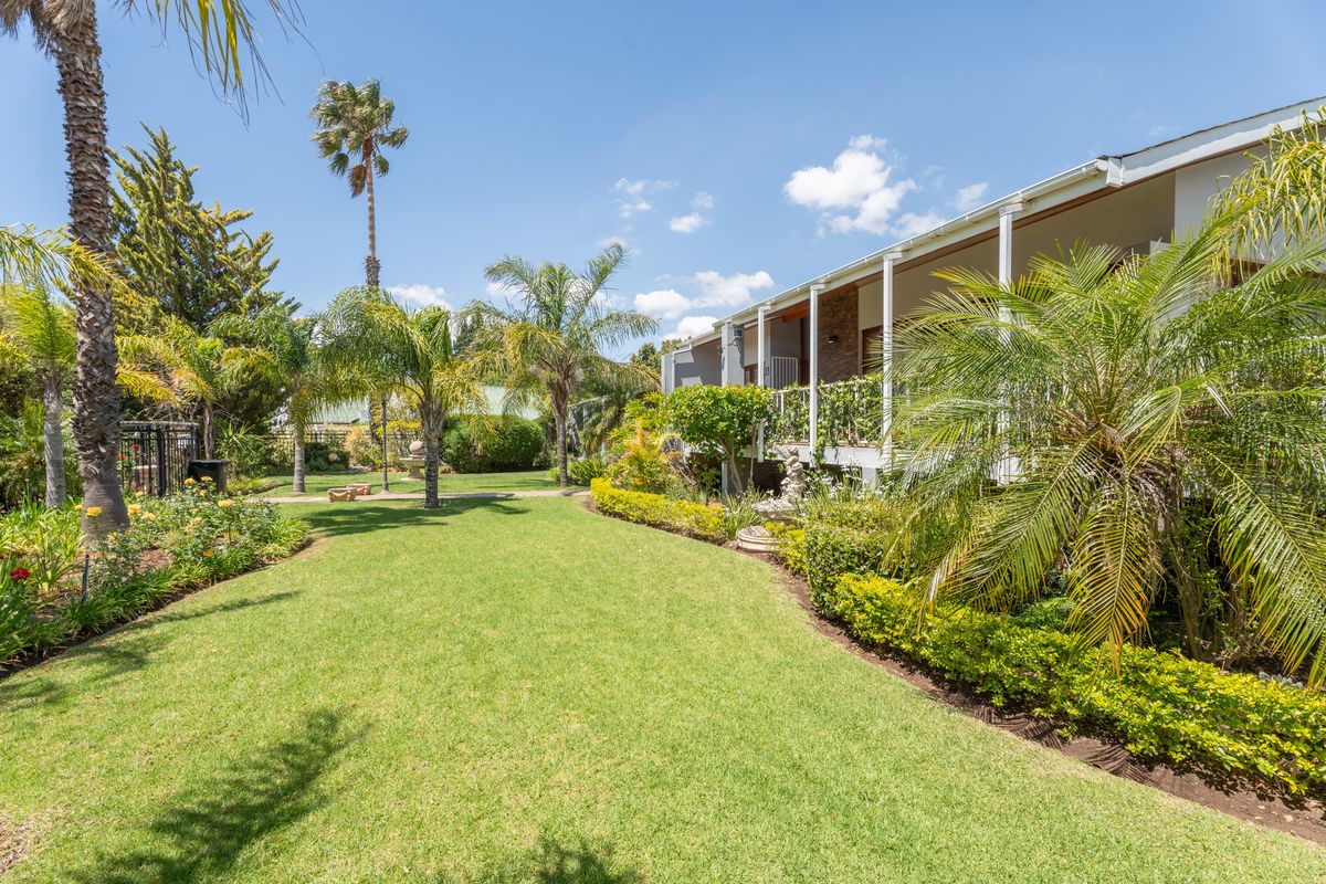 Stunning split-level family home in a Prime Location for the discerning entertainer! - Photo 4