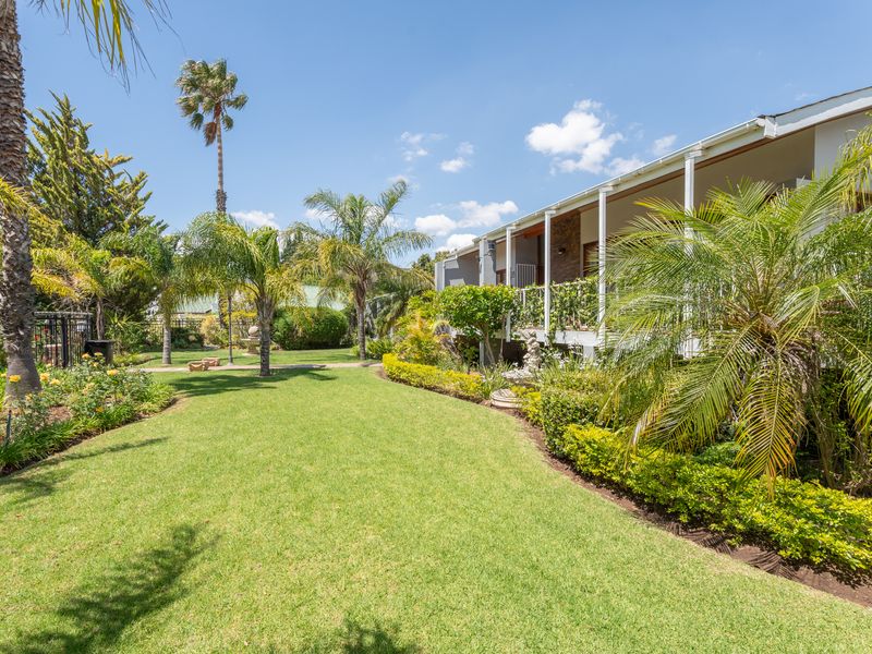 Stunning split-level family home in a Prime Location for the discerning entertainer! - Photo 4