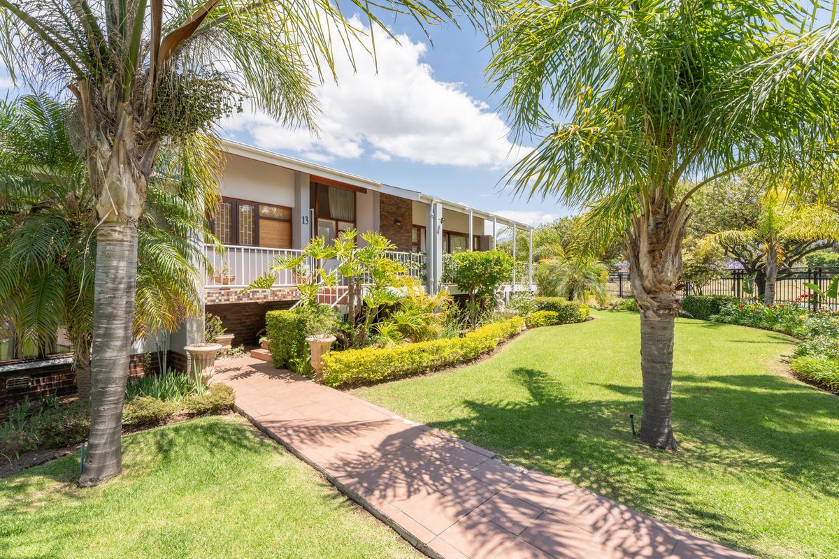 Stunning split-level family home in a Prime Location for the discerning entertainer! - Photo 2