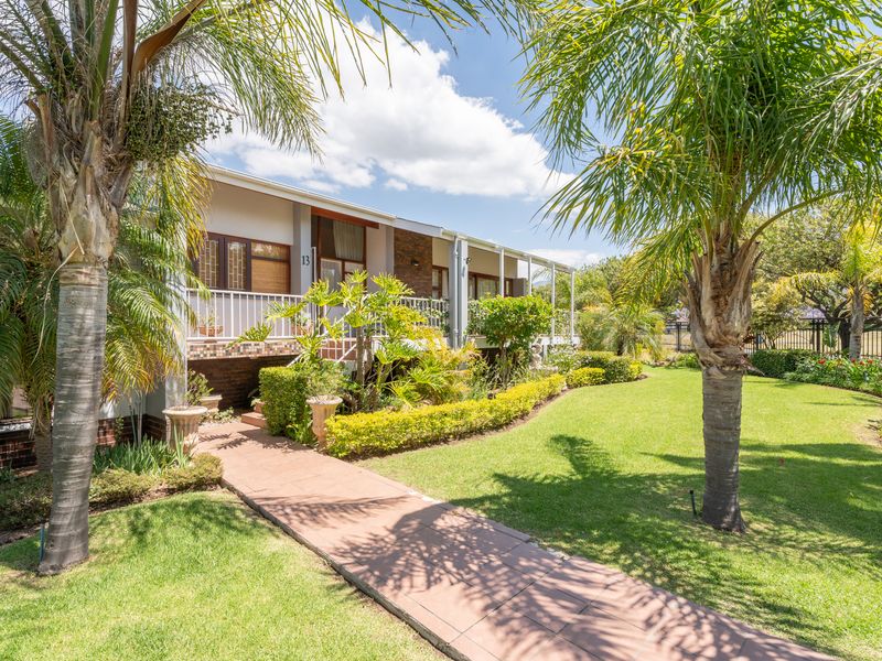 Stunning split-level family home in a Prime Location for the discerning entertainer! - Photo 2