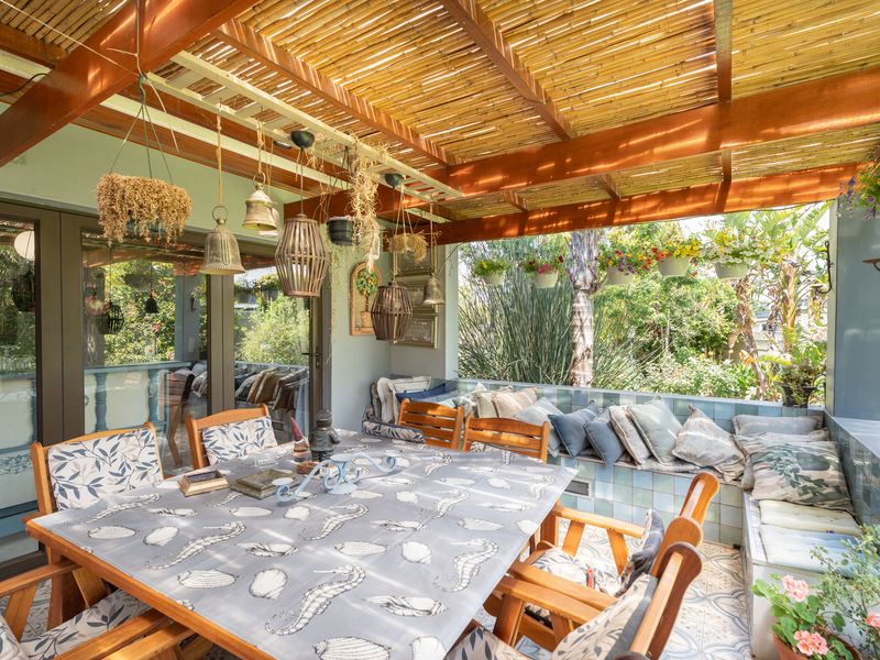 Stunning split-level family home in a Prime Location for the discerning entertainer! - Photo 9