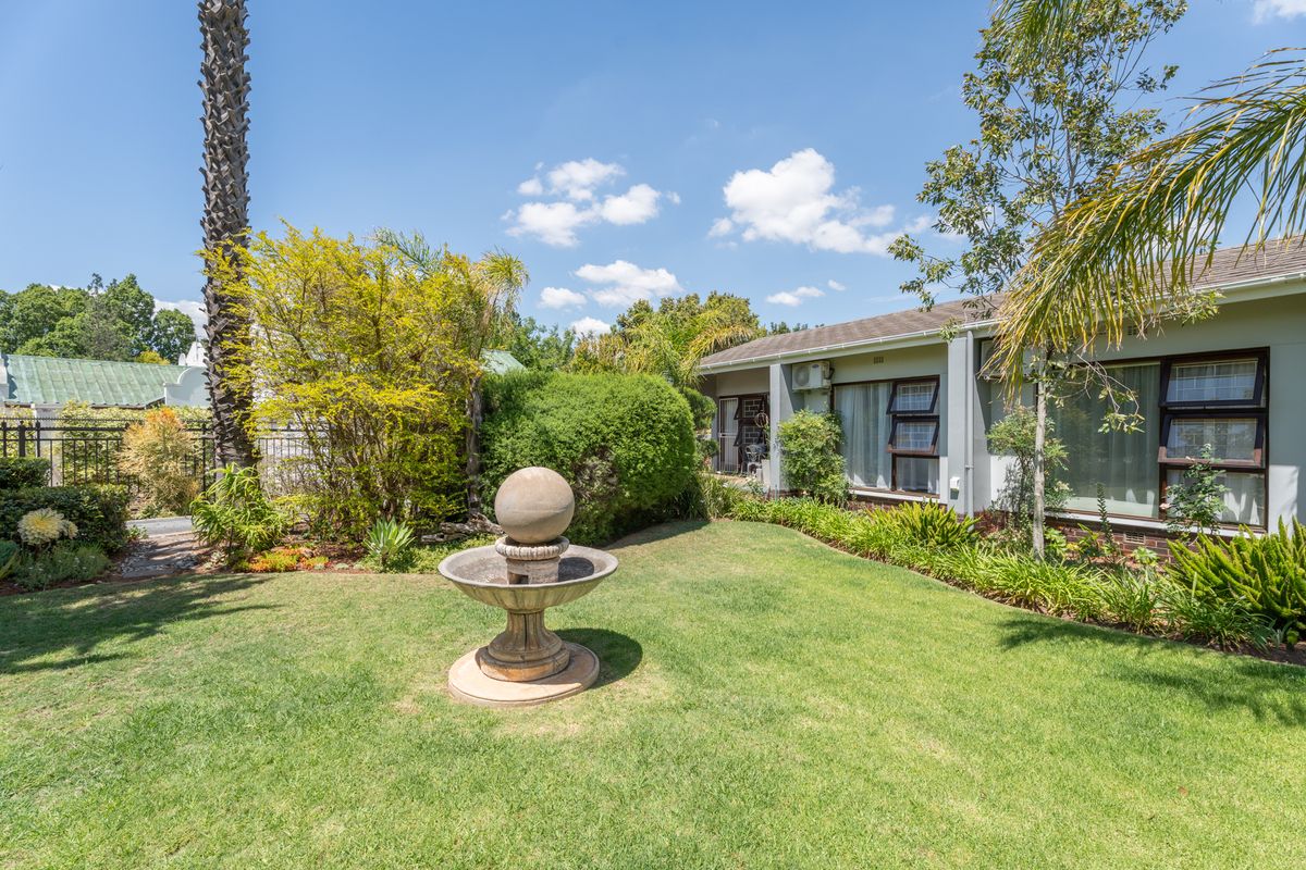 Stunning split-level family home in a Prime Location for the discerning entertainer! - Photo 3