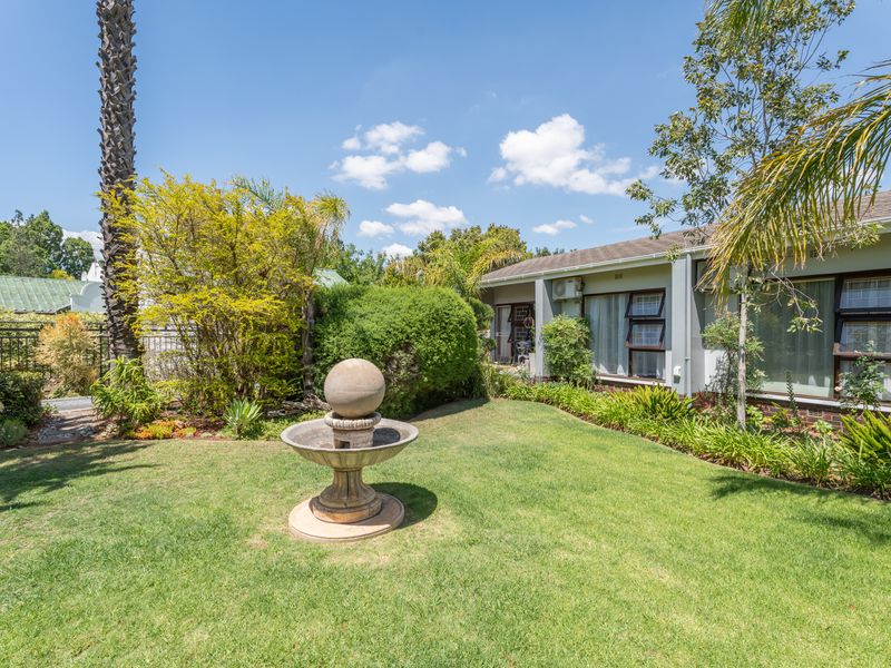 Stunning split-level family home in a Prime Location for the discerning entertainer! - Photo 3