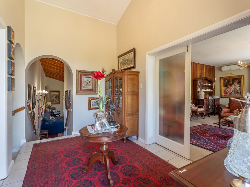 Stunning split-level family home in a Prime Location for the discerning entertainer! - Photo 10