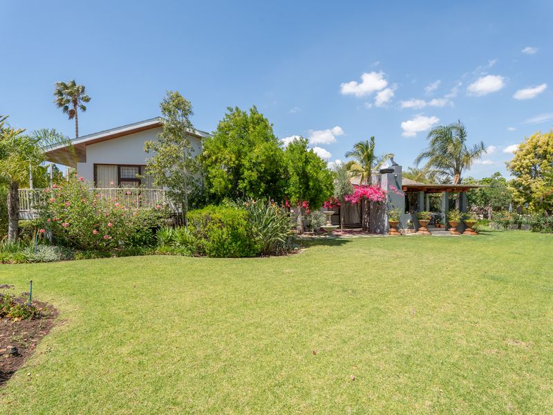 Stunning split-level family home in a Prime Location for the discerning entertainer! - Photo 7