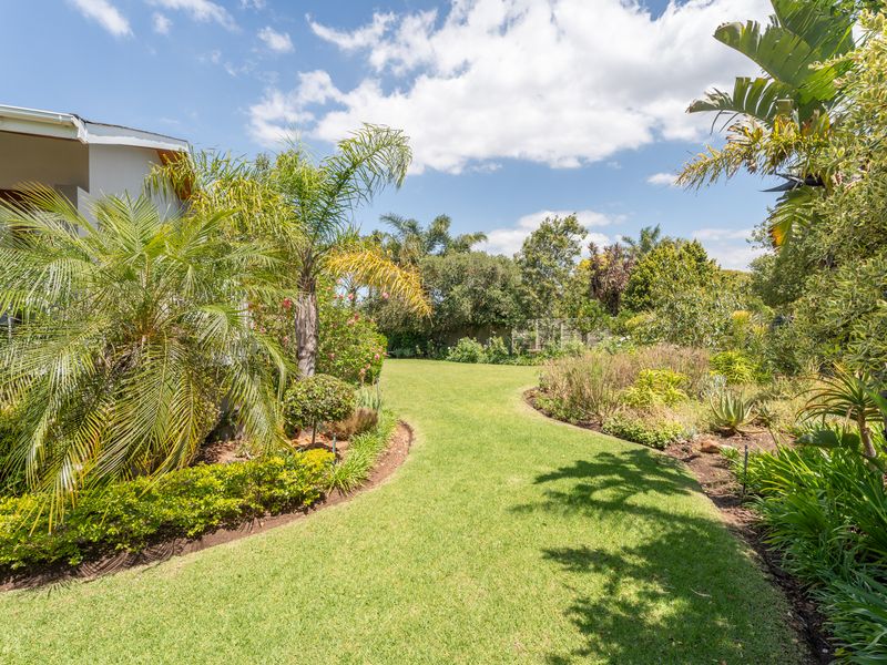 Stunning split-level family home in a Prime Location for the discerning entertainer! - Photo 6