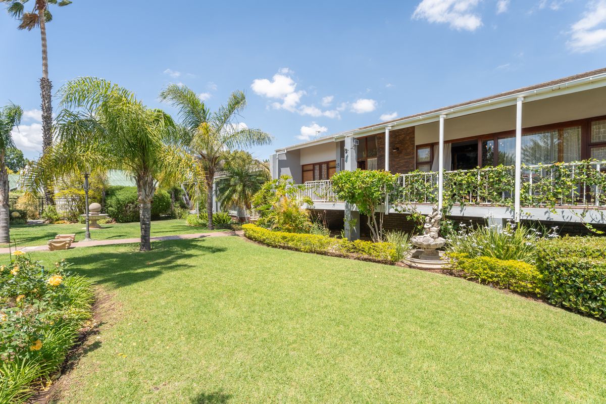 Stunning split-level family home in a Prime Location for the discerning entertainer! - Photo 5