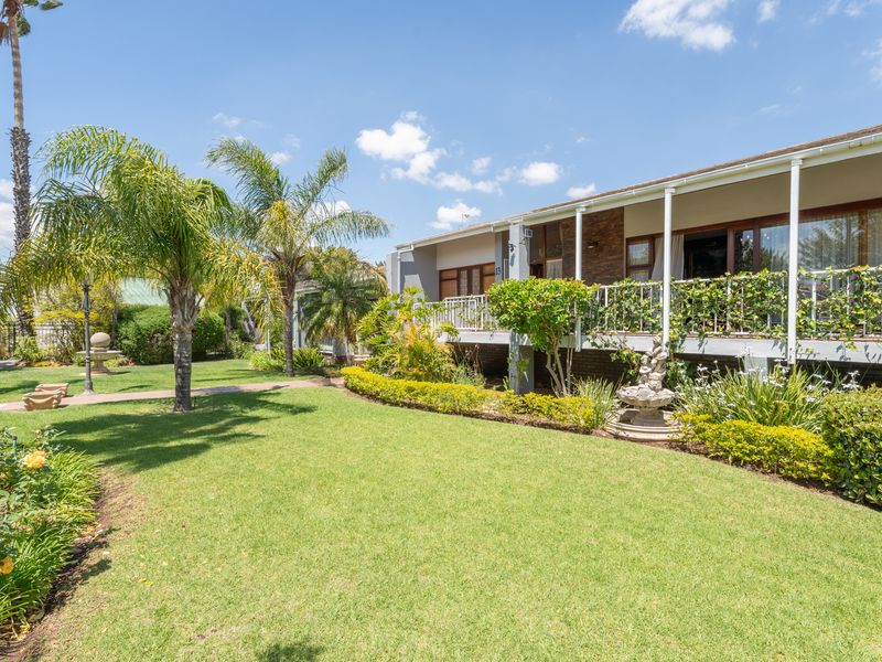 Stunning split-level family home in a Prime Location for the discerning entertainer! - Photo 5