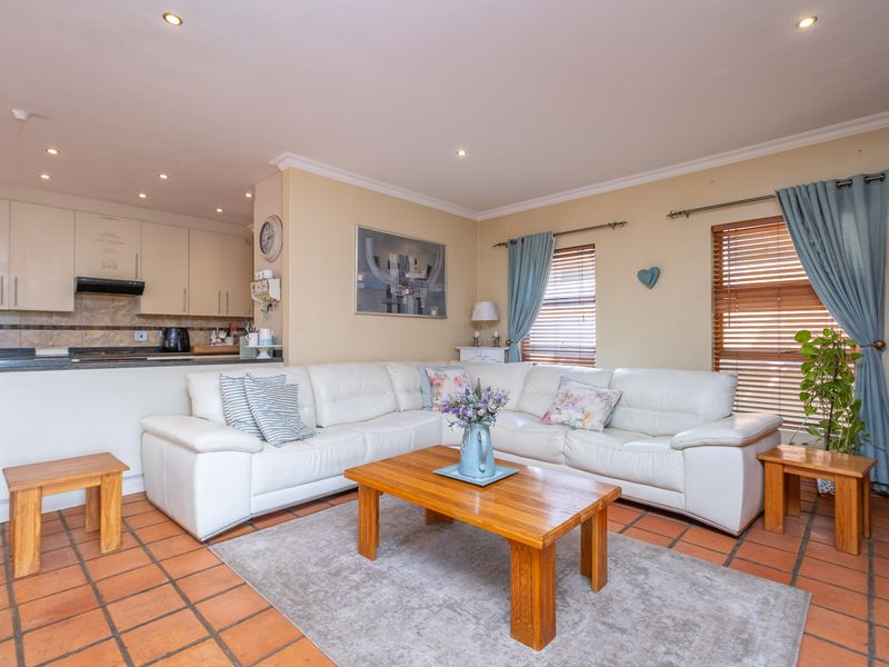 Captivating Duplex with Breathtaking Views in Jordaan Park - Photo 8