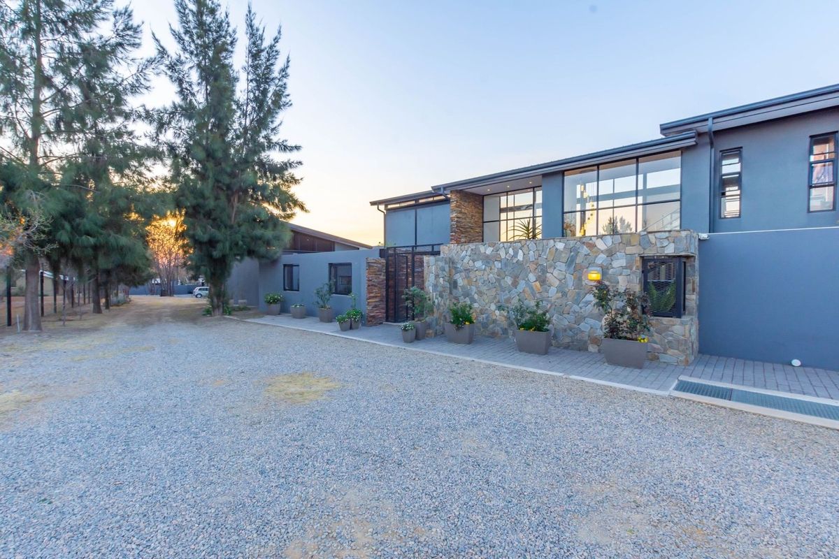 Contemporary timeless 4 bedroom Masterpiece plus 2 bedroom cottage in tranquil space! - Photo 2