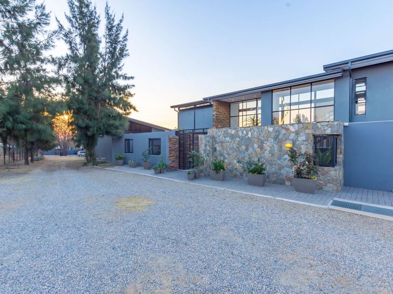 Contemporary timeless 4 bedroom Masterpiece plus 2 bedroom cottage in tranquil space! - Photo 2