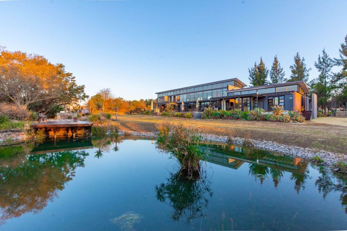 Contemporary timeless 4 bedroom Masterpiece plus 2 bedroom cottage in tranquil space! - Photo 4