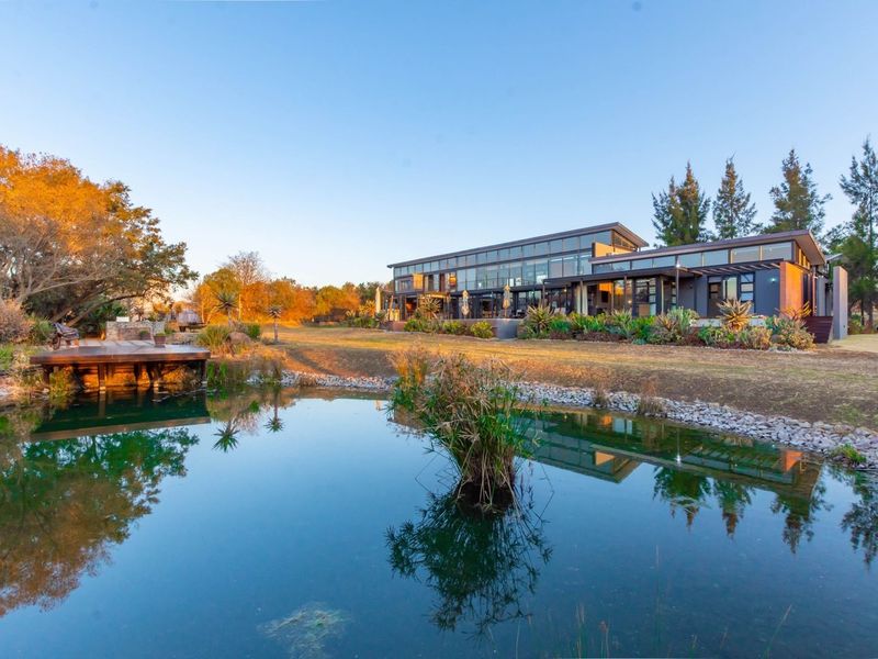 Contemporary timeless 4 bedroom Masterpiece plus 2 bedroom cottage in tranquil space! - Photo 4