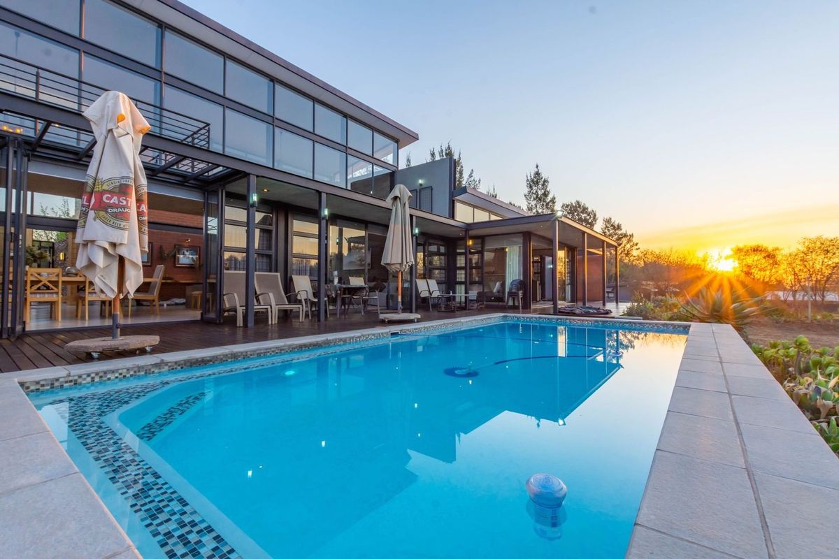 Contemporary timeless 4 bedroom Masterpiece plus 2 bedroom cottage in tranquil space! - Photo 5