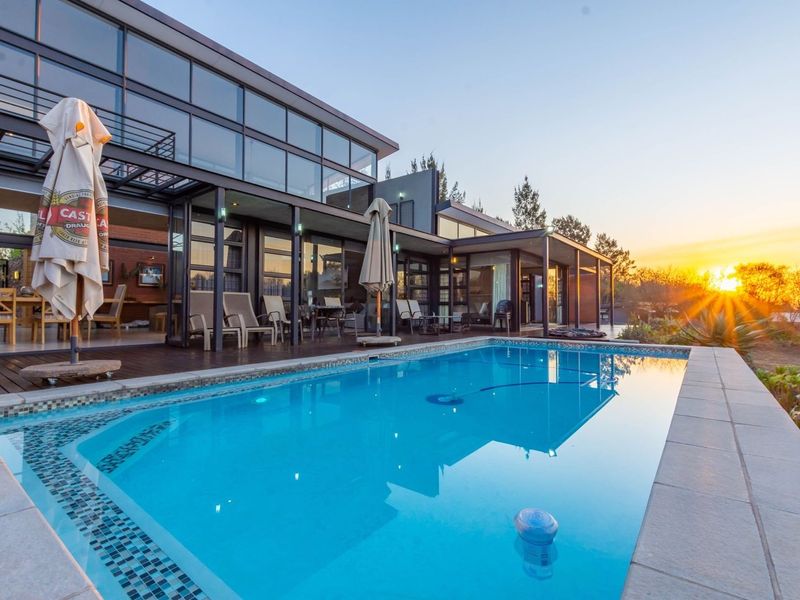 Contemporary timeless 4 bedroom Masterpiece plus 2 bedroom cottage in tranquil space! - Photo 5