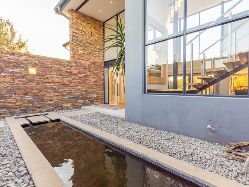 Contemporary timeless 4 bedroom Masterpiece plus 2 bedroom cottage in tranquil space! - Photo 9