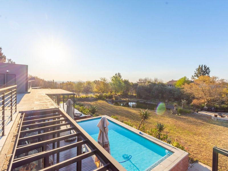 Contemporary timeless 4 bedroom Masterpiece plus 2 bedroom cottage in tranquil space! - Photo 6