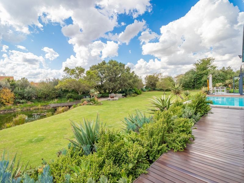 Contemporary timeless 4 bedroom Masterpiece plus 2 bedroom cottage in tranquil space! - Photo 7