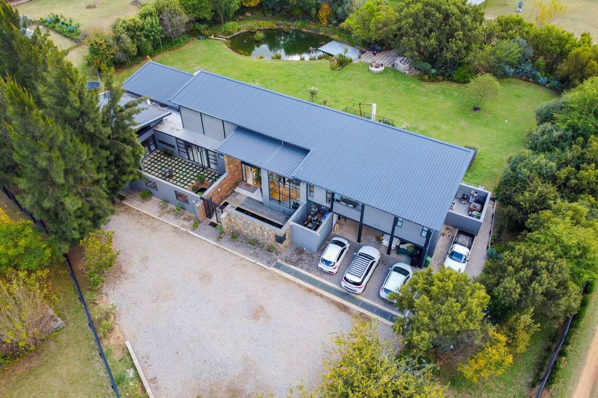 Contemporary timeless 4 bedroom Masterpiece plus 2 bedroom cottage in tranquil space! - Photo 3