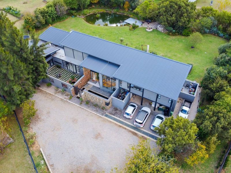 Contemporary timeless 4 bedroom Masterpiece plus 2 bedroom cottage in tranquil space! - Photo 3