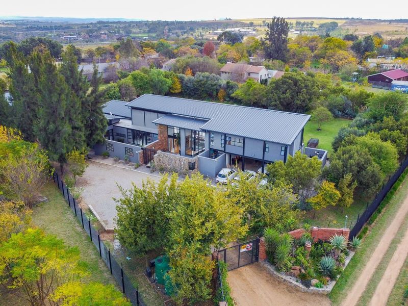 Contemporary timeless 4 bedroom Masterpiece plus 2 bedroom cottage in tranquil space! - Photo 1