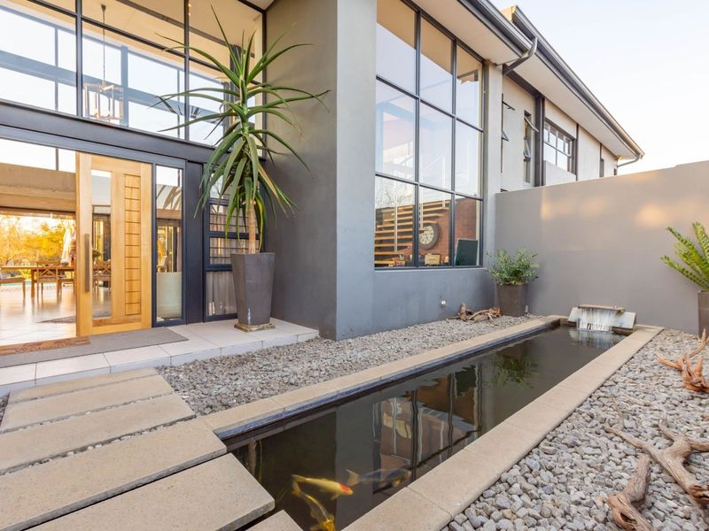 Contemporary timeless 4 bedroom Masterpiece plus 2 bedroom cottage in tranquil space! - Photo 8