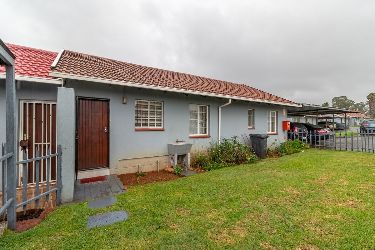 Townhouse For Sale in Roodepoort West, Roodepoort, Gauteng - Photo 2