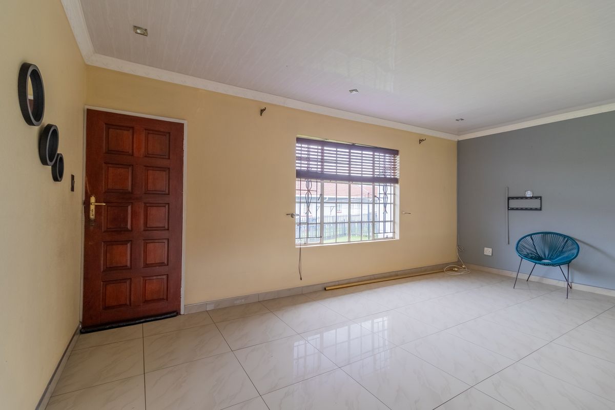 Townhouse For Sale in Roodepoort West, Roodepoort, Gauteng - Photo 4