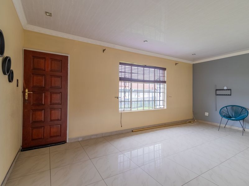 Townhouse For Sale in Roodepoort West, Roodepoort, Gauteng - Photo 4