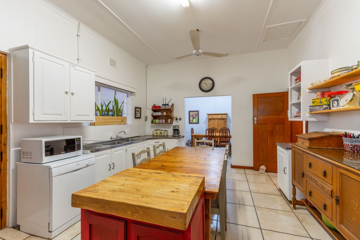 Charming Family Home in a much sought after street! - Photo 2