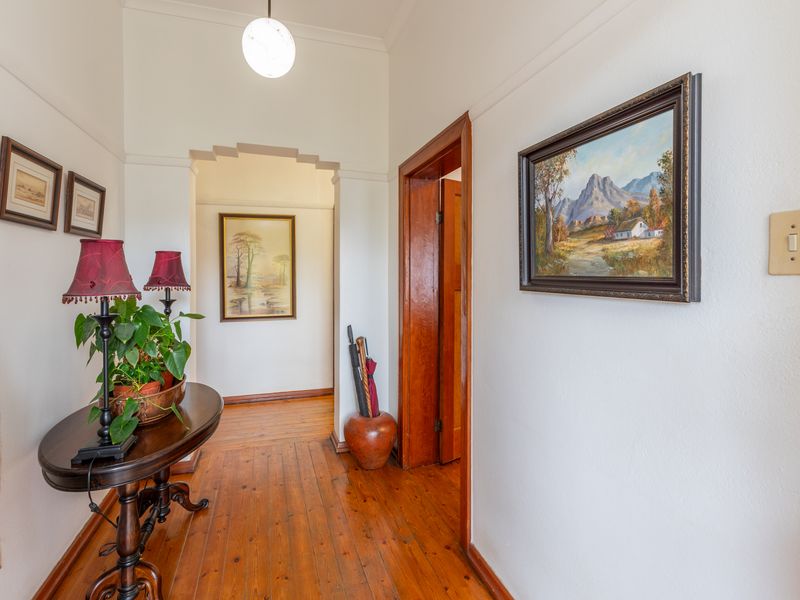 Charming Family Home in a much sought after street! - Photo 10