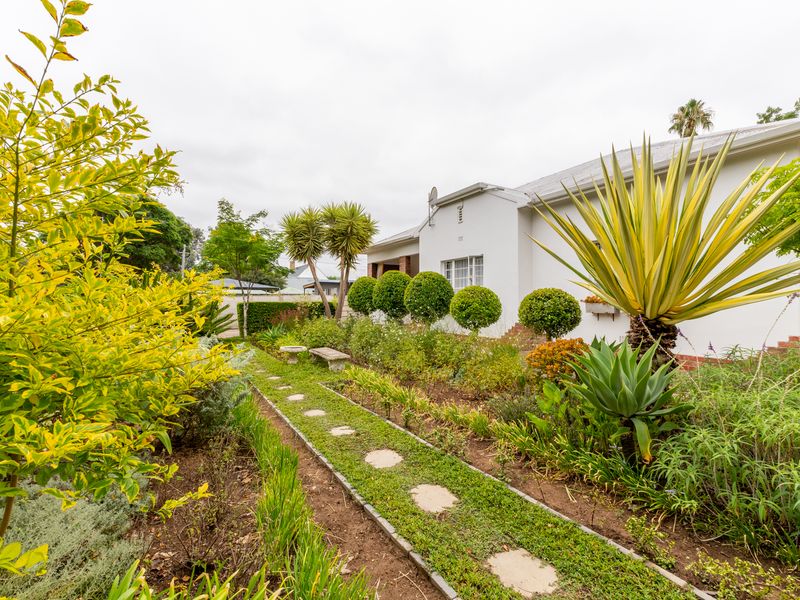 Charming Family Home in a much sought after street! - Photo 9