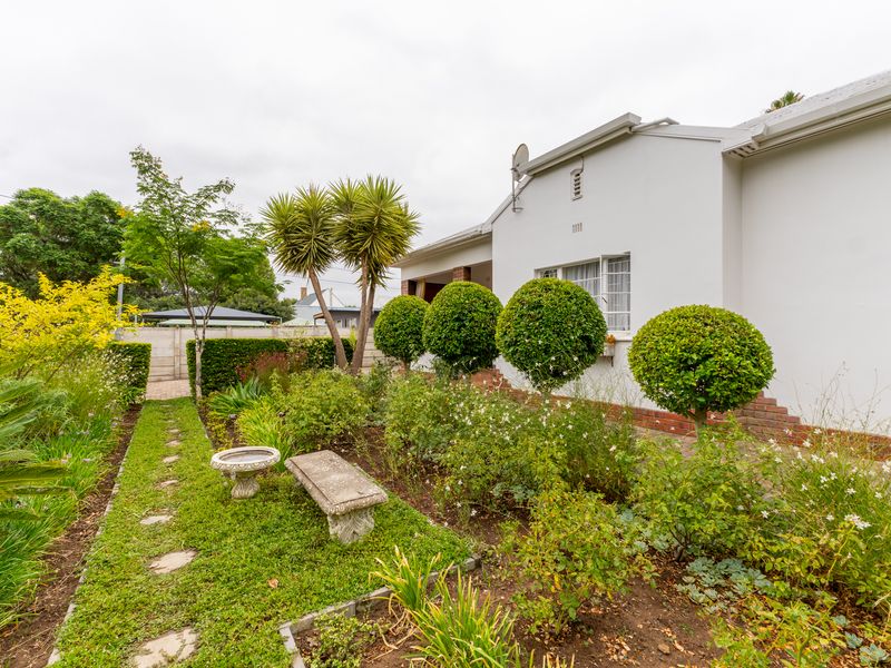 Charming Family Home in a much sought after street! - Photo 8