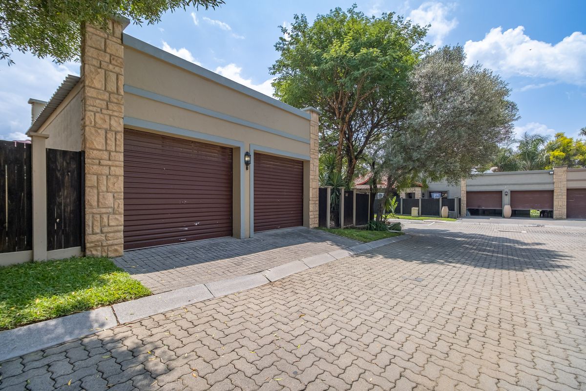 House For Sale in Fourways, Sandton, Gauteng - Photo 3