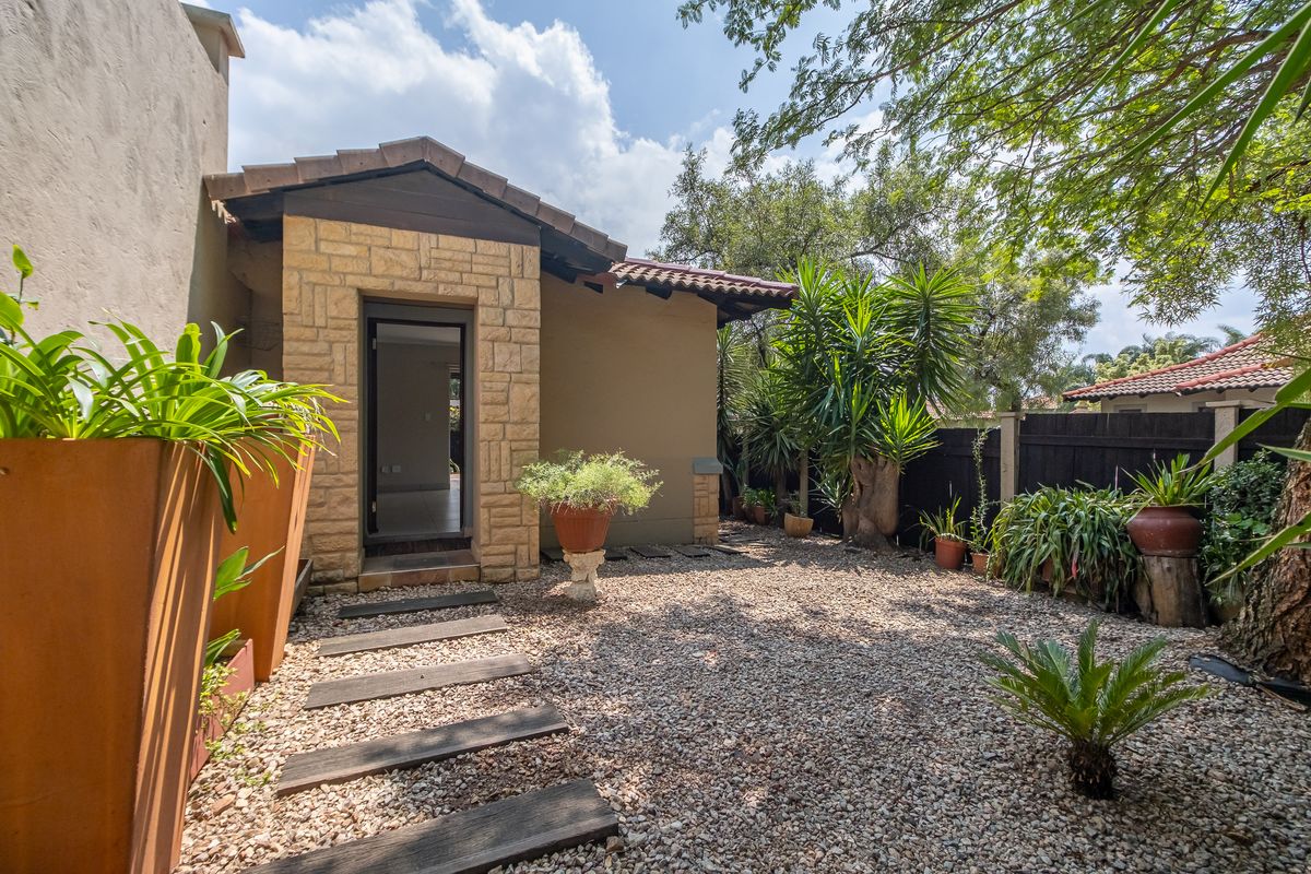 House For Sale in Fourways, Sandton, Gauteng - Photo 4