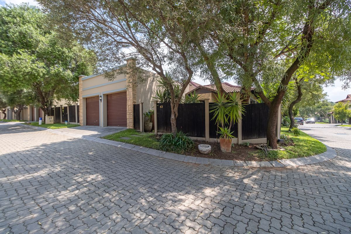 House For Sale in Fourways, Sandton, Gauteng - Photo 2