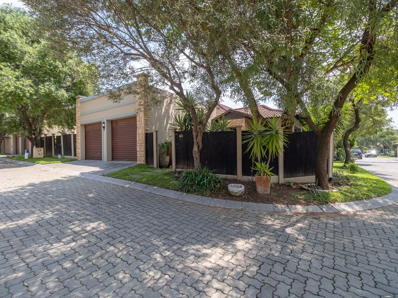 House For Sale in Fourways, Sandton, Gauteng - Photo 2