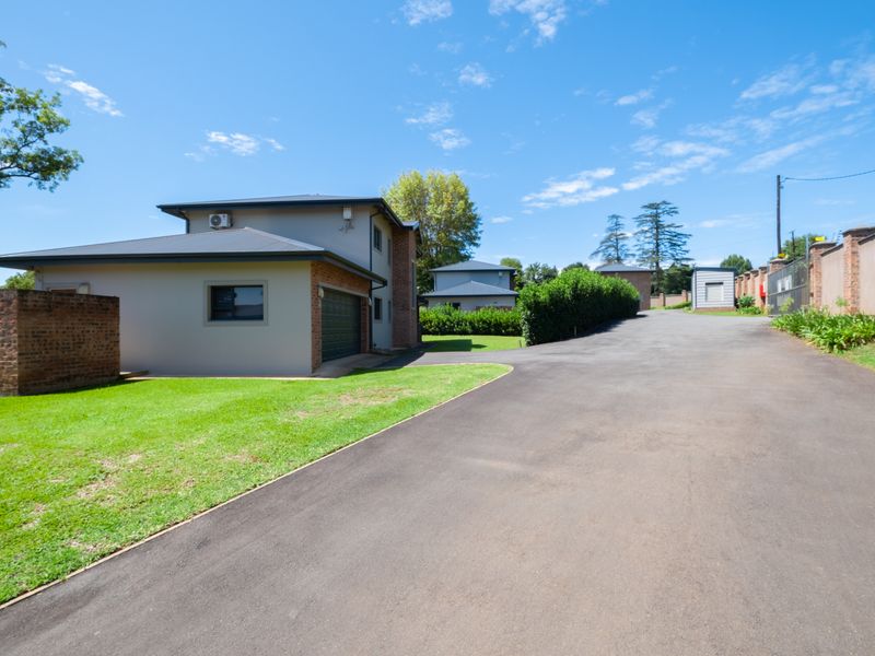 Townhouse For Sale in Leonard, Hilton, KwaZulu Natal - Photo 2