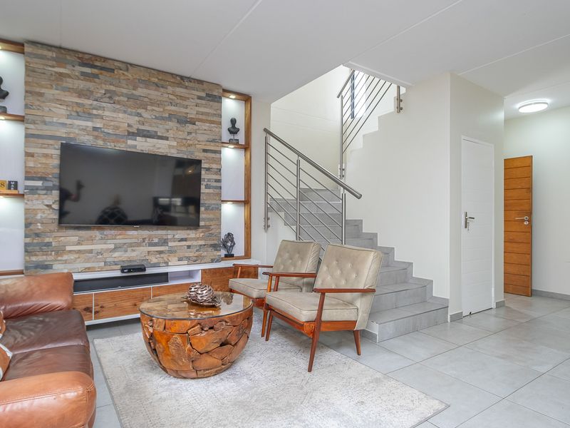 Townhouse For Sale in Fourways, Sandton, Gauteng - Photo 2