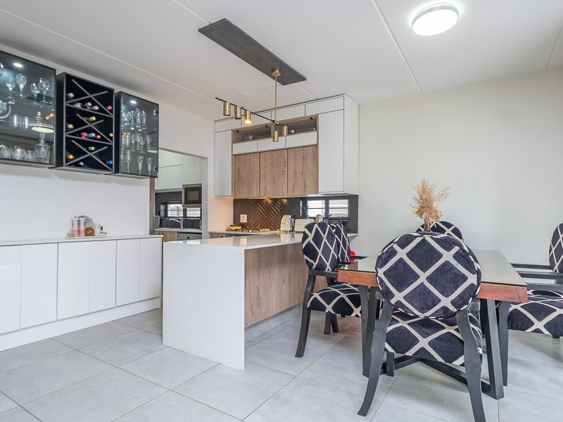 Townhouse For Sale in Fourways, Sandton, Gauteng - Photo 4