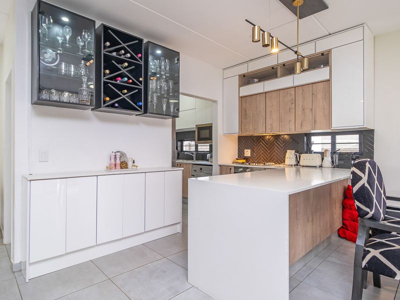 Townhouse For Sale in Fourways, Sandton, Gauteng - Photo 6