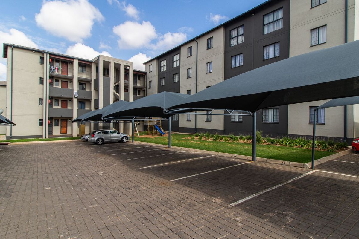 Apartment For Sale in Fleurhof, Roodepoort, Gauteng - Photo 2