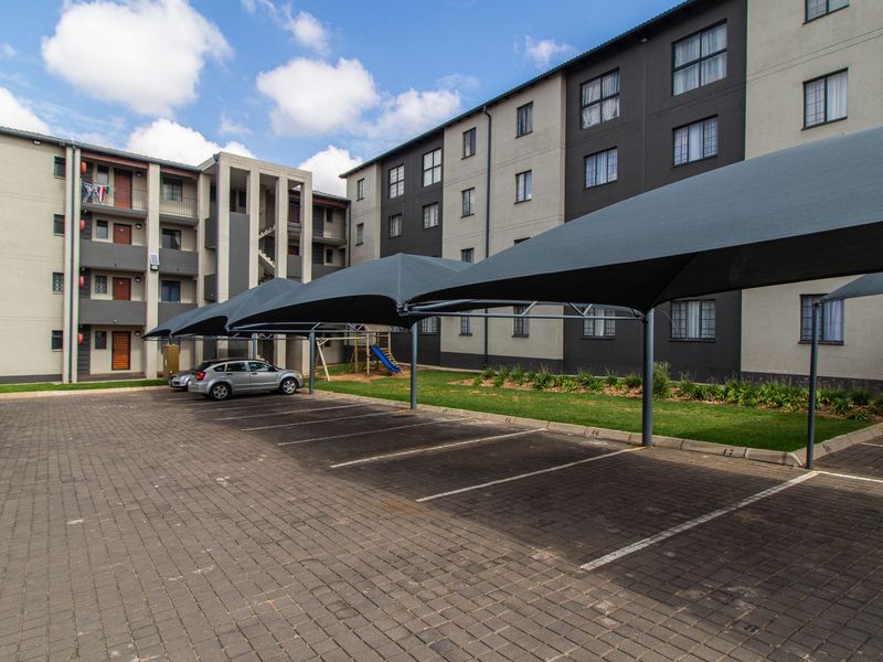 Apartment For Sale in Fleurhof, Roodepoort, Gauteng - Photo 2