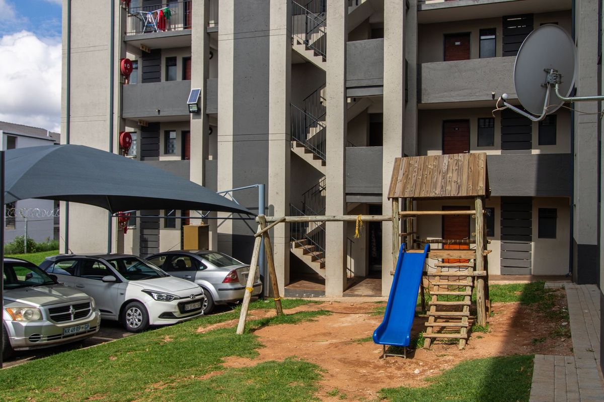 Apartment For Sale in Fleurhof, Roodepoort, Gauteng - Photo 3