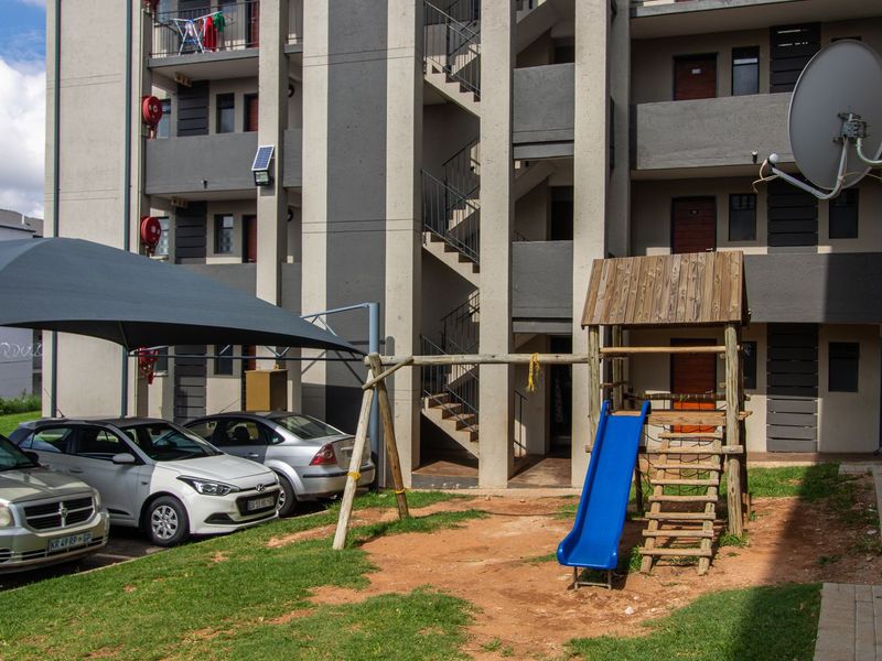 Apartment For Sale in Fleurhof, Roodepoort, Gauteng - Photo 3
