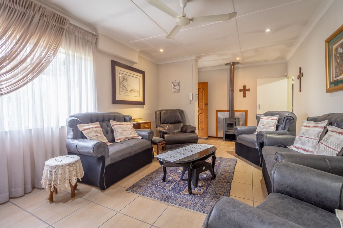 House For Sale in Nigel Ext 2, Nigel, Gauteng - Photo 2